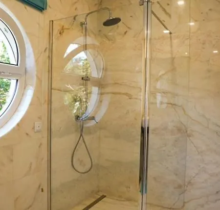 شقة Edles In Architektenvilla Mit Grossem Pool, Sauna, Dachterrasse Und Malerischem Garten *